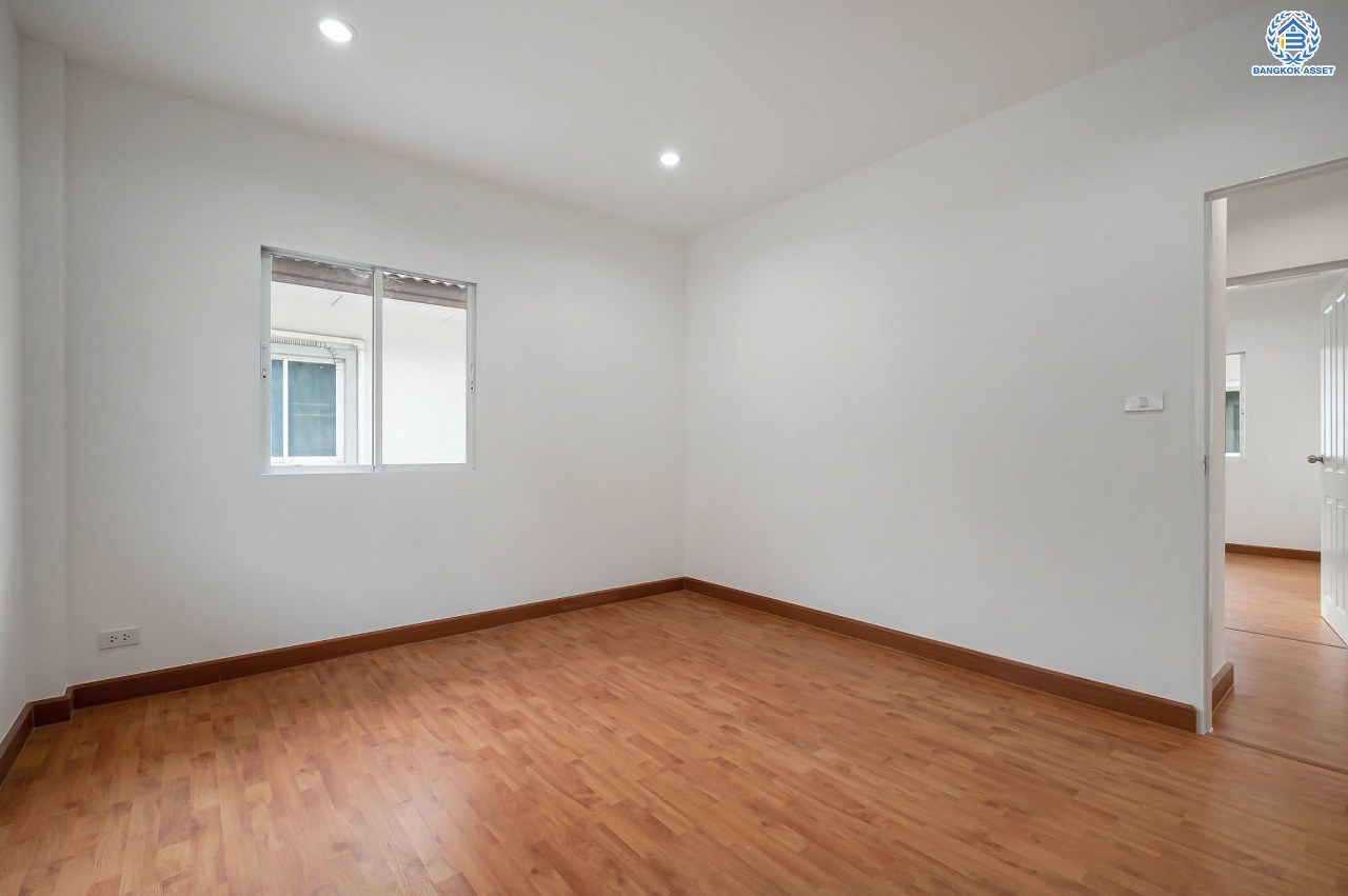 บ้านมือสองตกแต่งใหม่ โครงการ บางกอก บูเลอวาร์ด รามอินทรา แบรนด์ SC Asset เนื้อที่ 58.6 ตร.ว. ฟังก์ชัน 3 ห้องนอน 3 ห้องน้ำ ที่จอดรถ 2 คัน บนทำเลแห่งการเดินทาง เชื่อมต่อถนนรามอินทรา, ถนนรัชดา-รามอินทรา ใกล้จุดขึ้น "ทางด่วนรามอินทรา"  รถไฟฟ้าสายสีชมพู "สถานีวงแหวนรามอินทรา" และ ใกล้ห้างแฟชั่น ไอส์แลนด์